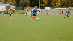 Kinder in einer spielnahen Trainingssituation