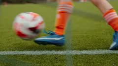 Nahaufnahme einer Technikübung mit dem Fußball