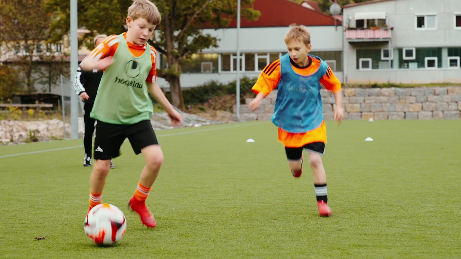 Zwei Kinder bei einer spielnahen Fußballübung der Soccer Kids Schwäbisch Hall